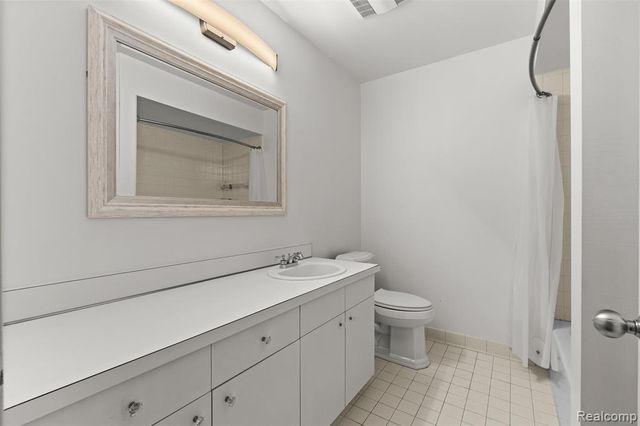 6680 Ridgefield Circle, West Bloomfield, MI 48322