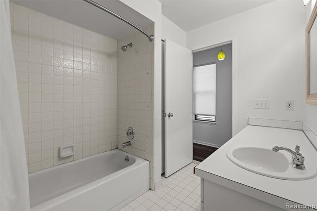 6680 Ridgefield Circle, West Bloomfield, MI 48322