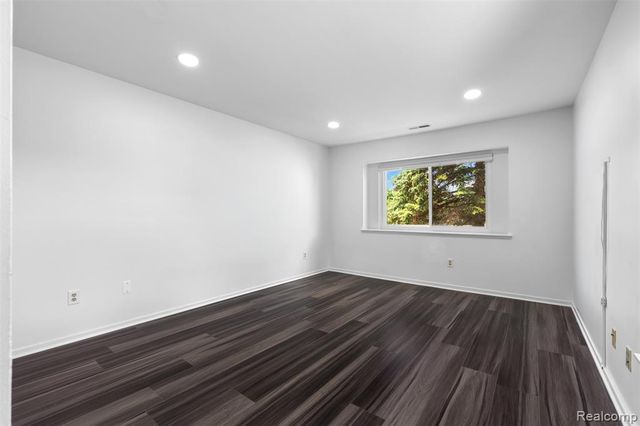 6680 Ridgefield Circle, West Bloomfield, MI 48322