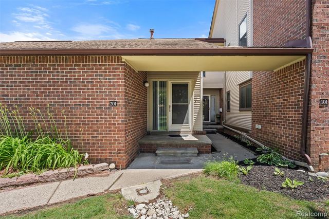 6680 Ridgefield Circle, West Bloomfield, MI 48322