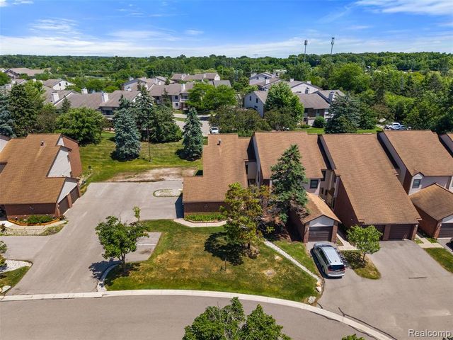 6680 Ridgefield Circle, West Bloomfield, MI 48322