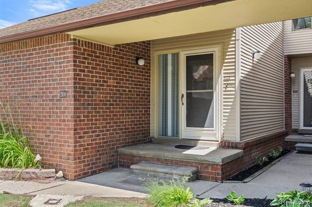 6680 Ridgefield Circle, West Bloomfield, MI 48322