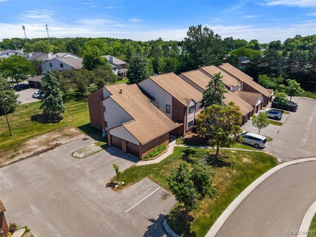 6680 Ridgefield Circle, West Bloomfield, MI 48322