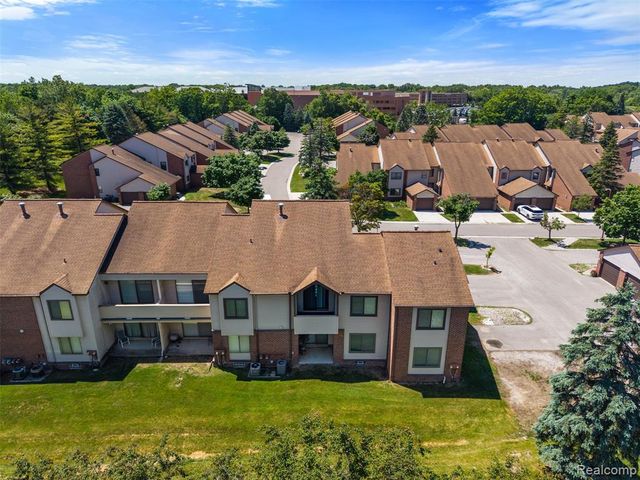 6680 Ridgefield Circle, West Bloomfield, MI 48322