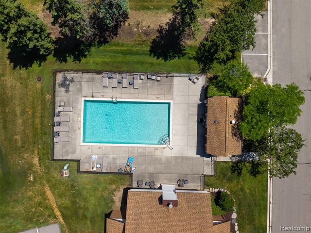 6680 Ridgefield Circle, West Bloomfield, MI 48322
