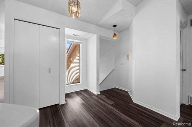 6680 Ridgefield Circle, West Bloomfield, MI 48322