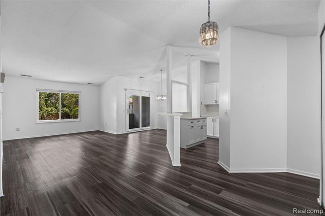 6680 Ridgefield Circle, West Bloomfield, MI 48322