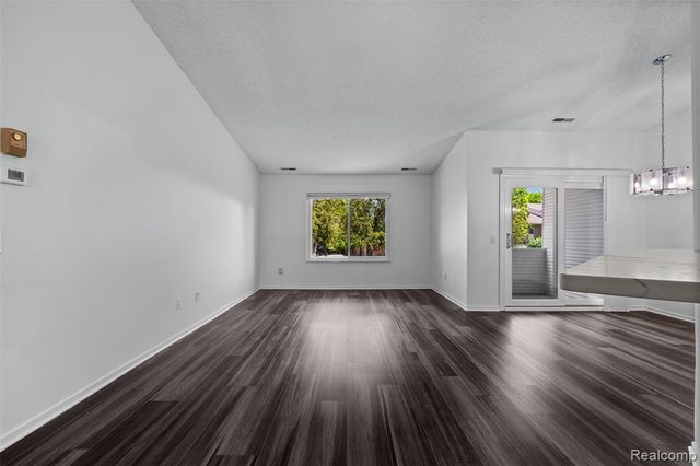 6680 Ridgefield Circle, West Bloomfield, MI 48322