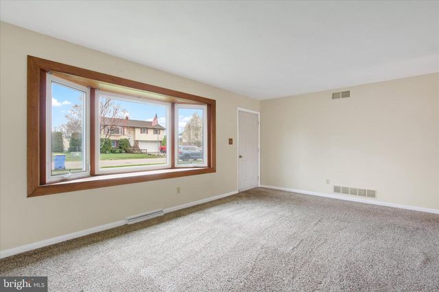 233 LENA DR, York, PA 17408