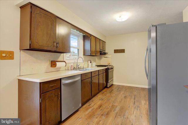 233 LENA DR, York, PA 17408