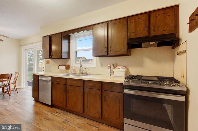 233 LENA DR, York, PA 17408