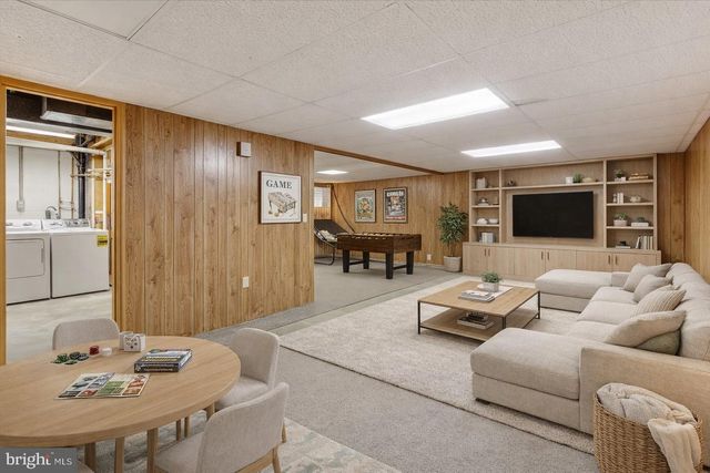 233 LENA DR, York, PA 17408