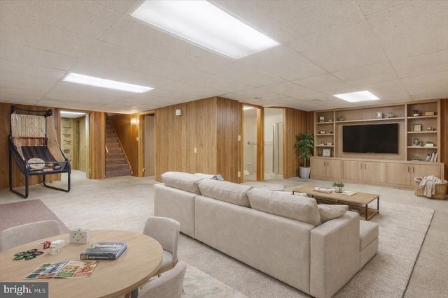 233 LENA DR, York, PA 17408