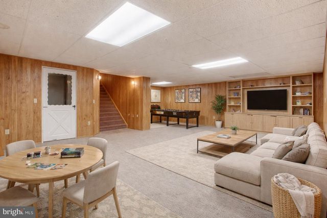 233 LENA DR, York, PA 17408