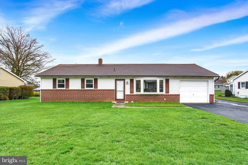 233 LENA DR, York, PA 17408