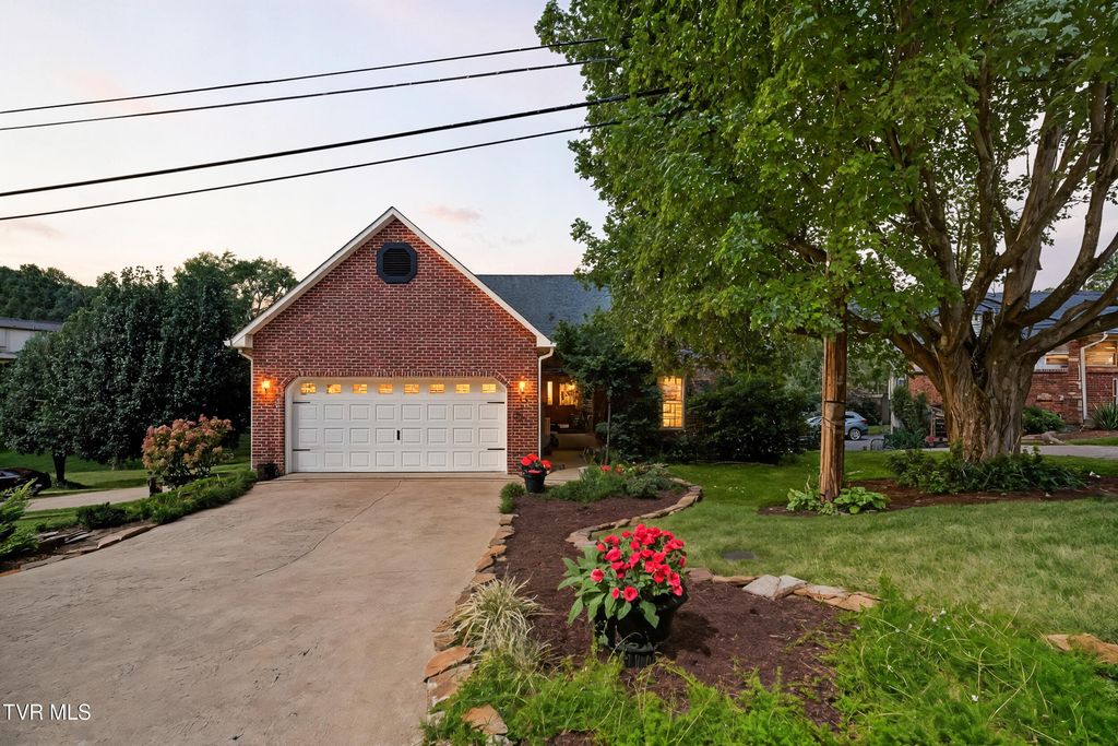 290 Lakeview Drive, Bluff City, TN 37618