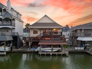 1822 Port O'call Street, Tiki Island, TX 77554