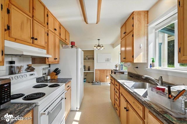 600 E Strathclyde Lane, Wasilla, AK 99654