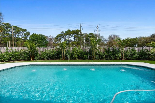 5923 Loxahatchee Pines Dr, Jupiter, FL 33458