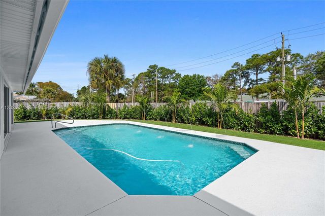 5923 Loxahatchee Pines Dr, Jupiter, FL 33458