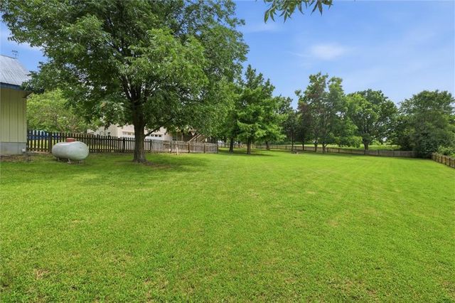 22025 168th Street, Basehor, KS 66007