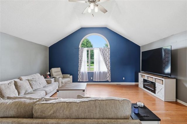 22025 168th Street, Basehor, KS 66007