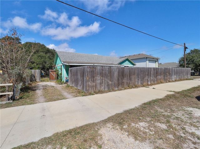 330 S Saunders St, Aransas Pass, TX 78336