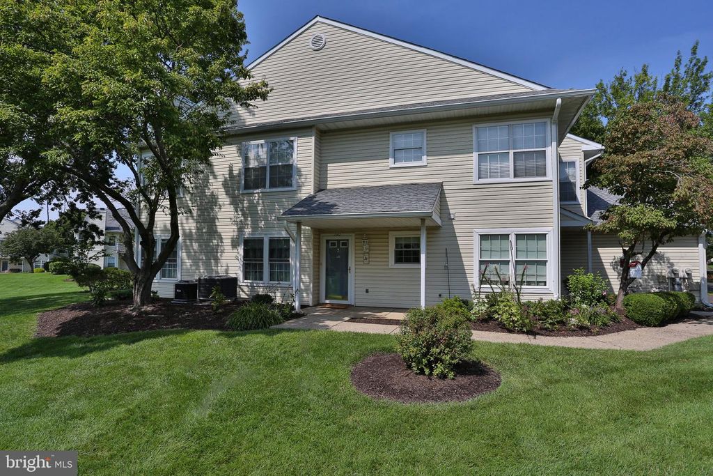 2902 LYNBROOKE DR, YARDLEY, PA 19067 — exterior