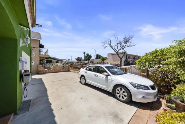 10520 California Avenue, South Gate, CA 90280