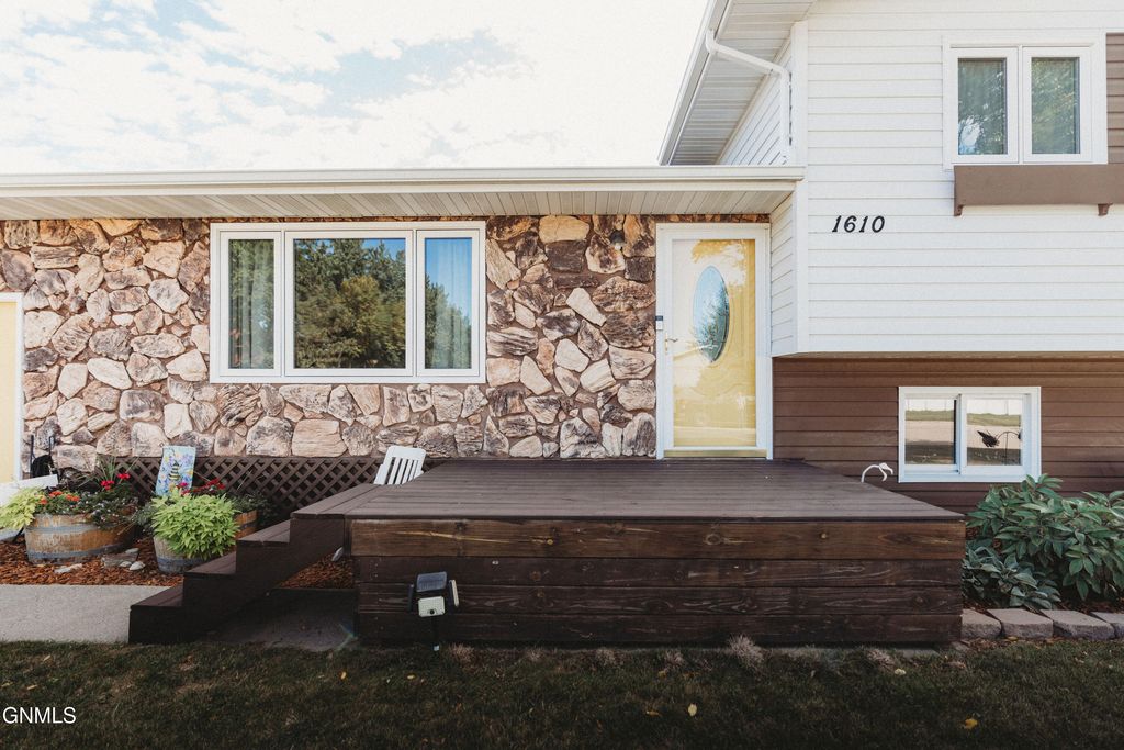 1610 8th Avenue NE, Jamestown, ND 58401 photo 2