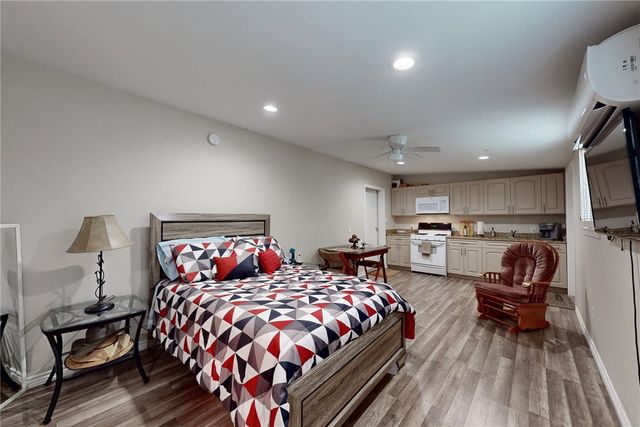 11846 Prairie Hill Drive, Hearne, TX 77859