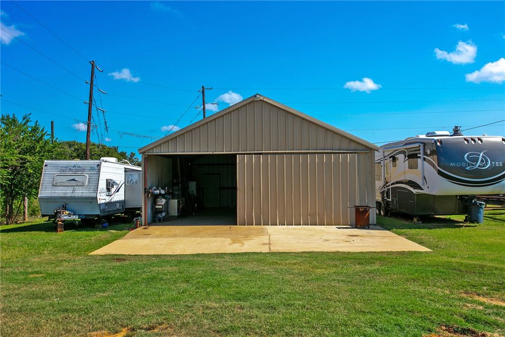 11846 Prairie Hill Drive, Hearne, TX 77859