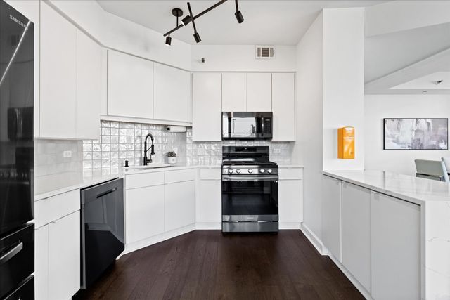 720 W RANDOLPH Street 503, Chicago, IL 60661