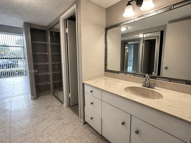 20505 E Country Club Dr 138, Aventura, FL 33180