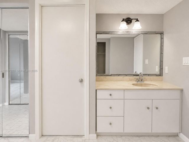 20505 E Country Club Dr 138, Aventura, FL 33180