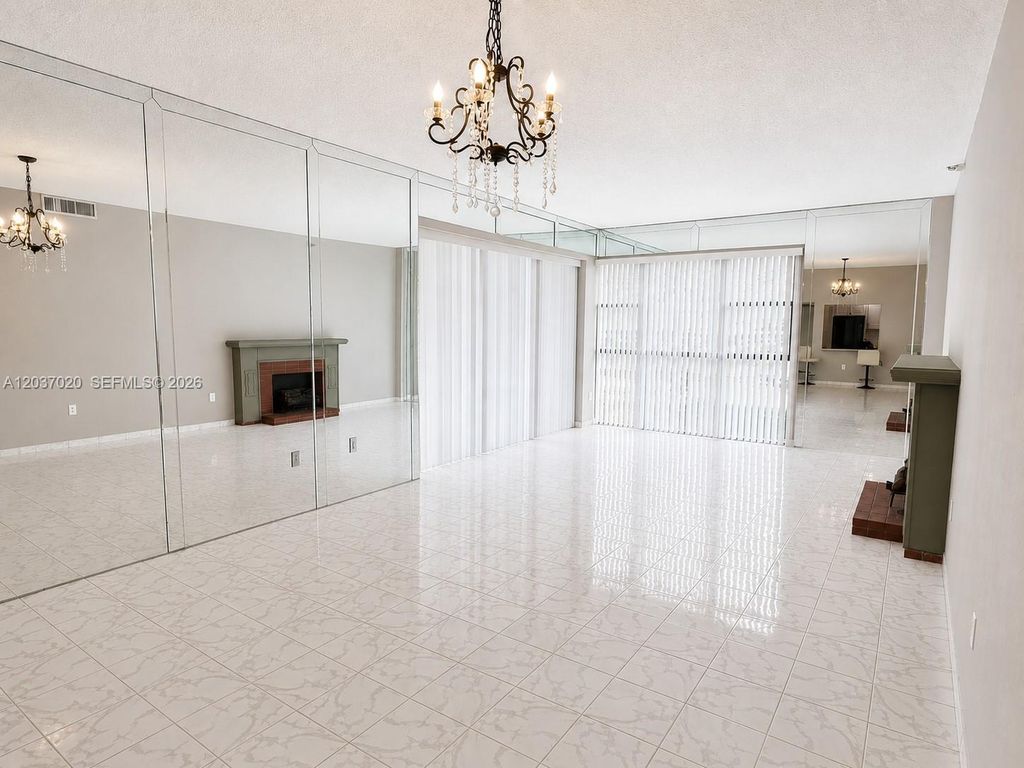 20505 E Country Club Dr 138, Aventura, FL 33180