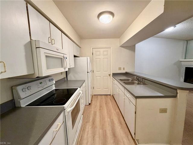 712 Inlet Quay Apt H, Chesapeake, VA 23320
