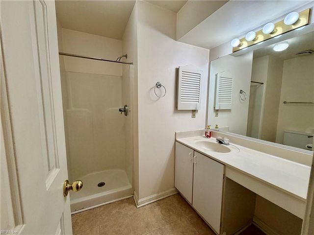 712 Inlet Quay Apt H, Chesapeake, VA 23320