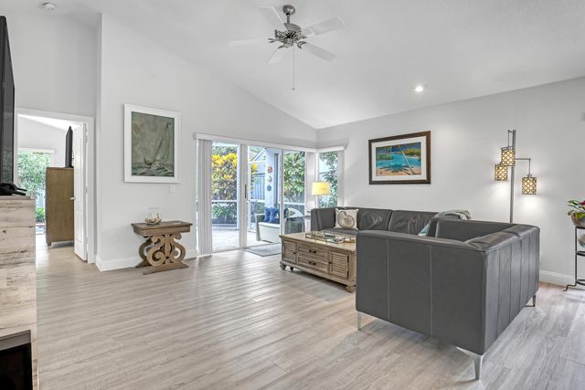24 Admirals Court, Palm Beach Gardens, FL 33418