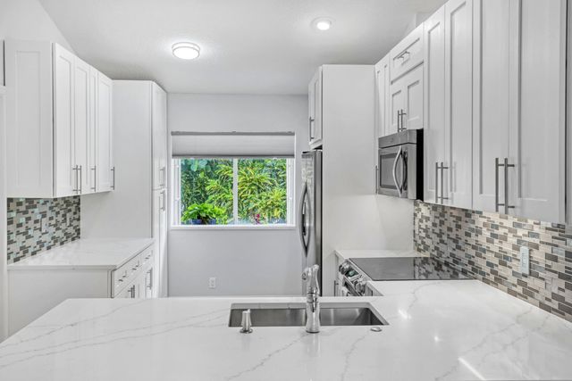 24 Admirals Court, Palm Beach Gardens, FL 33418