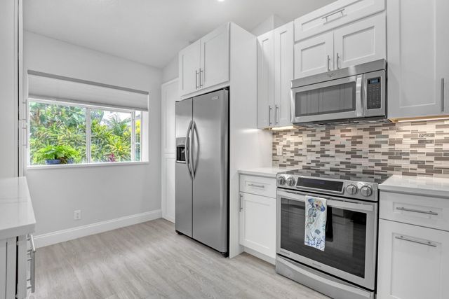 24 Admirals Court, Palm Beach Gardens, FL 33418