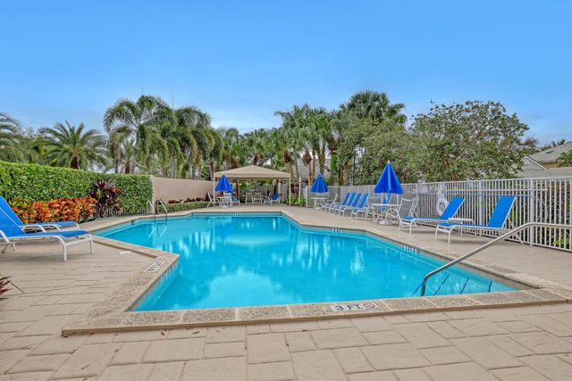 24 Admirals Court, Palm Beach Gardens, FL 33418
