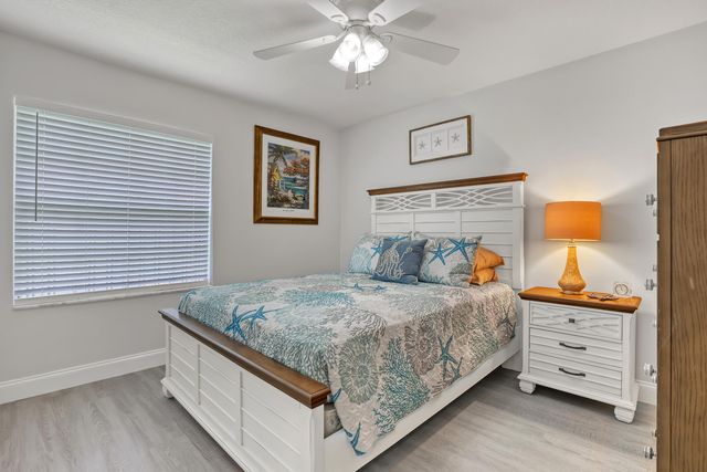 24 Admirals Court, Palm Beach Gardens, FL 33418