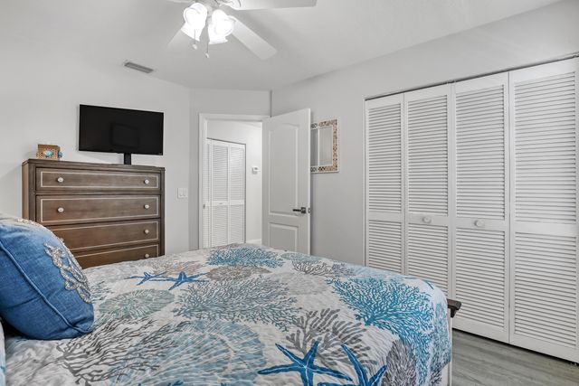 24 Admirals Court, Palm Beach Gardens, FL 33418