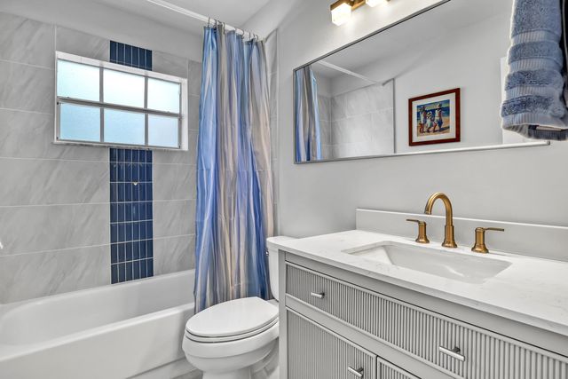 24 Admirals Court, Palm Beach Gardens, FL 33418
