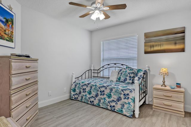 24 Admirals Court, Palm Beach Gardens, FL 33418