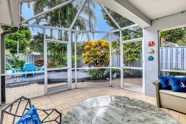 24 Admirals Court, Palm Beach Gardens, FL 33418