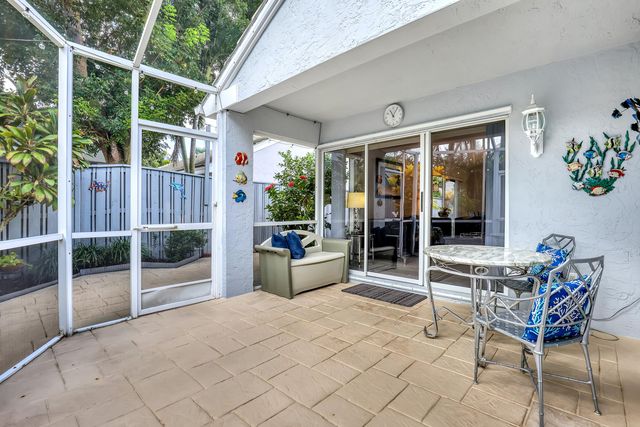 24 Admirals Court, Palm Beach Gardens, FL 33418