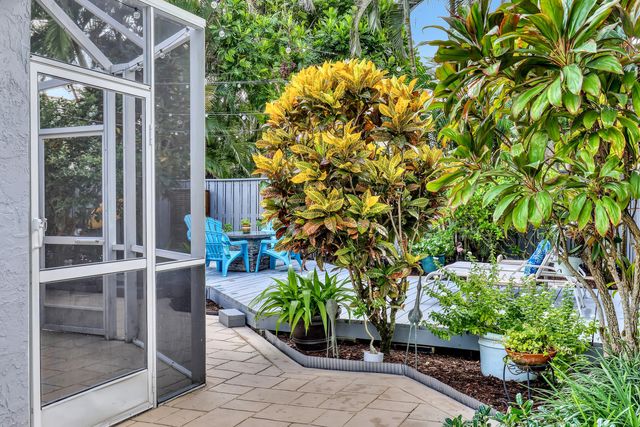 24 Admirals Court, Palm Beach Gardens, FL 33418