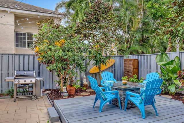 24 Admirals Court, Palm Beach Gardens, FL 33418